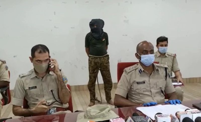 జంషేడ్ పూర్ లో వారం క్రితం భార్యను, పిల్లల్ని దారుణంగా చంపిన వ్యక్తి కేసులో షాకింగ్ విషయాలు వెలుగులోకి వస్తున్నాయి. విచారణలో అతను చెబుతున్న విషయాలు విని పోలీసులు దిగ్భ్రాంతికి లోనయ్యారు.