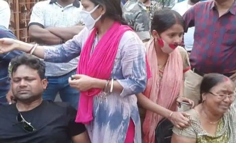 నా కుటుంబసభ్యులను చంపాక.. టీచర్ ట్యూషన్ చెప్పడానికి వచ్చింది. దాంతో ఆమెను చంపాల్సి వచ్చింది. నిందితుడు టీచర్ ను చంపి చేతులు, కాళ్లు టేప్ తో బంధించి.. ఆ తరువాత మృతదేహమీద అత్యాచారానికి పాల్పడ్డాడు.ఇదే సమయంలో నిందితుడి బాయ్ ఫ్రెండ్స్ రోషన్, మైదునాలు అక్కడికి వచ్చారు. నిందితుడు వారి మీద కూడా దాచి చేశాడు. కానీ వారు తప్పించుకున్నారు.