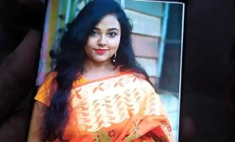 అతని మానసిక పరిస్థితి అత్యంత దారుణంగా ఉంది. దీంతో అతడు ఇంటికి ట్యూషన్ చెప్పడానికి వచ్చిన టీచర్ ను చంపేసి.. ఆ తరువాత ఆమె మృతదేహంతో సెక్స్ చేశాడు. అంతేకాదు ఈ సైకో కిల్లర్.. వీటికి సంబంధించిన వెబ్ సిరీస్ లను రోజూ తన మొబైల్ లో చూస్తుంటాడని తెలిసింది.