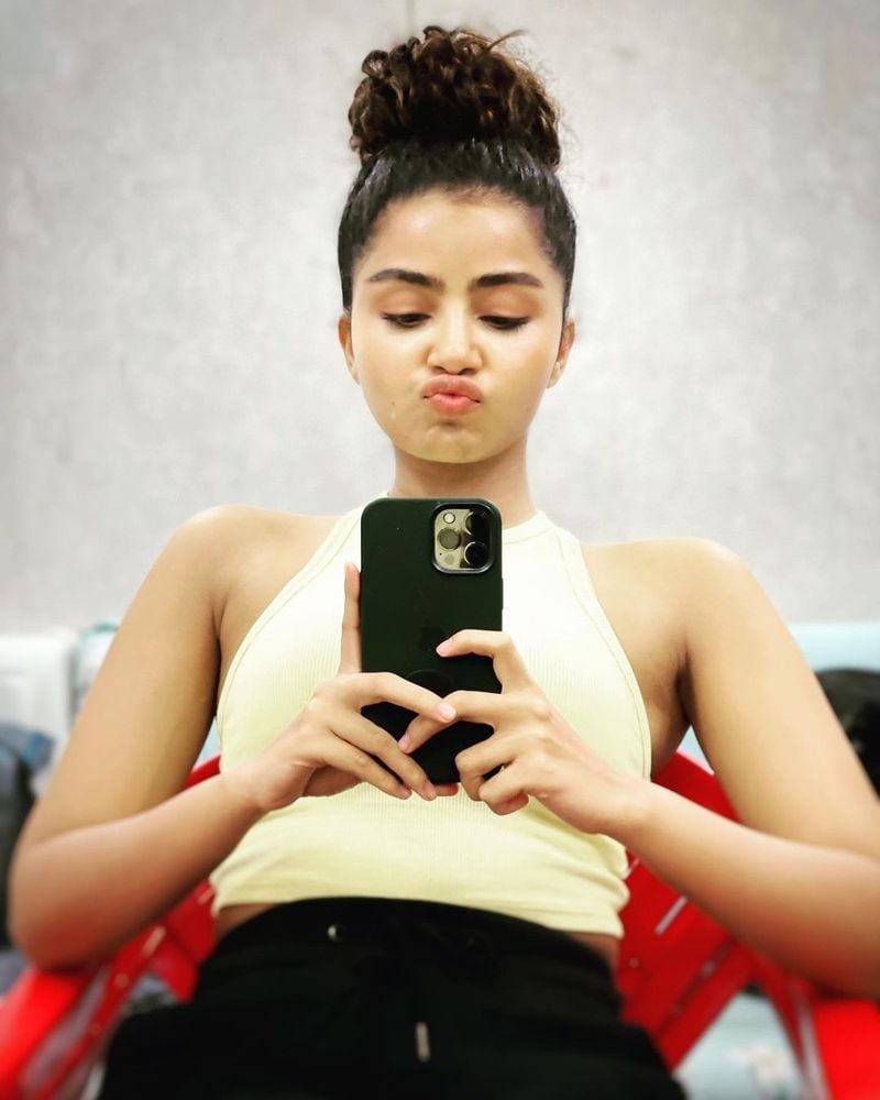 heorin anupama parameswaran bold attempt shares her bed room photos ksr