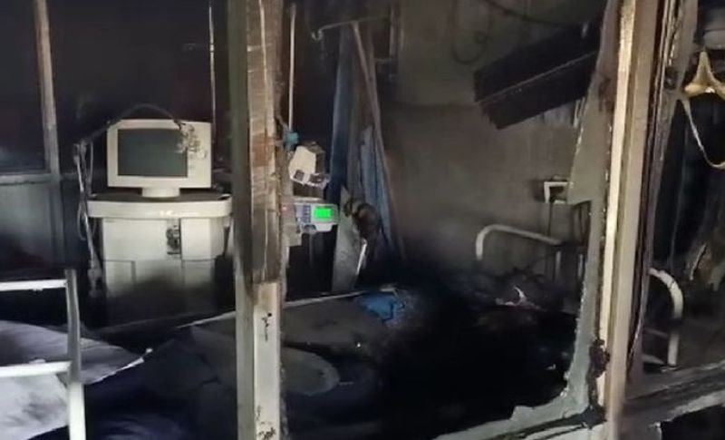 हादसे के बाद शहर में हड़कंप
दरअसल, यह मामला शनिवार रात का बताया जा रहा है। जहां कोविड अस्पताल में अचानक आग लग गई। जिसमें एक मरीज की झुलसने मौत हो गई। वहीं चार की की मौत ऑक्सीजन सिस्टम के फेल से होने के बाद दम घुटने से हुई है। हादसे के बाद शहर में हड़कंप मच गया और जिले के तमाम बड़े अधिकारी मौके पर पहुंचे। बताया जा रहा है कि आग किसी मशीन में हुए शॉर्ट सर्किट की वजह से लगी।
