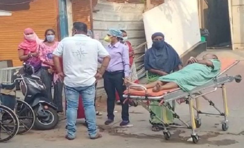 चीखते-चिल्लाते रहे कोरोना मरीज
रायपुर के डीएम भारती दासन ने प्रारंभिक जांच करते हुए बताया कि अस्पताल में आग बुझाने का कोई इंतजाम, इमरजेंसी एग्जिट और वेंटिंलेशन का प्रापर इंतजाम नहीं मिला है। जिसके कारण आग का धुआं सभी कमरों में घुस गया। पहले से आक्सीजन की कमी के चलते मरीजों को सांस लेने में दिक्कत हो रही थी। जब धुआं आया तो उनका दुम घुटने लगा। मरीजों के परिजनों ने आनन-फानन में हॉस्पिटल के कांच को तोड़कर धुआं बाहर निकाला।