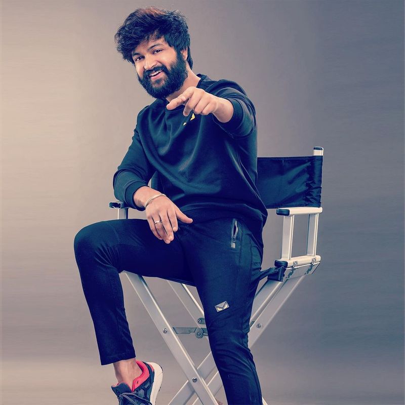 తాజాగా మరో సినిమాని ప్రకటించి ఆశ్చర్యానికి గురి చేశాడు సోహైల్. తన పుట్టిన రోజు నేడు(ఏప్రిల్ 18). ఈ సందర్భంగా లక్కీ మీడియాలో ఓసినిమా చేయబోతున్నాడు. ఈ విషయాన్ని సోహైల్ ప్రకటించారు. సోషల్ మీడియా ద్వారా వెల్లడించారు.