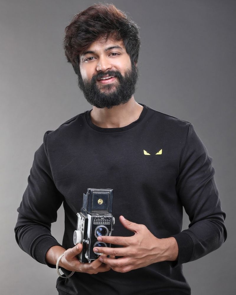 దీంతోపాటు అనేక మంది సెలబ్రిటీలు సోహైల్కి బర్త్ డే విషెస్ తెలియజేస్తున్నారు. ఇదిలా ఉంటే ఇటీవల సోహైల్ సొంతంగా ఓ యూట్యూబ్ ఛానెల్ని ప్రారంభించారు. తనకు సంబంధించిన అనేక విషయాలను అందులో అప్లోడ్ చేస్తానని, సినిమా విషయాలను, వినోదాన్ని పంచే అంశాలు అందులో ఉంటాయని, దాన్ని ఆదరించాలని తెలిపారు సోహైల్.