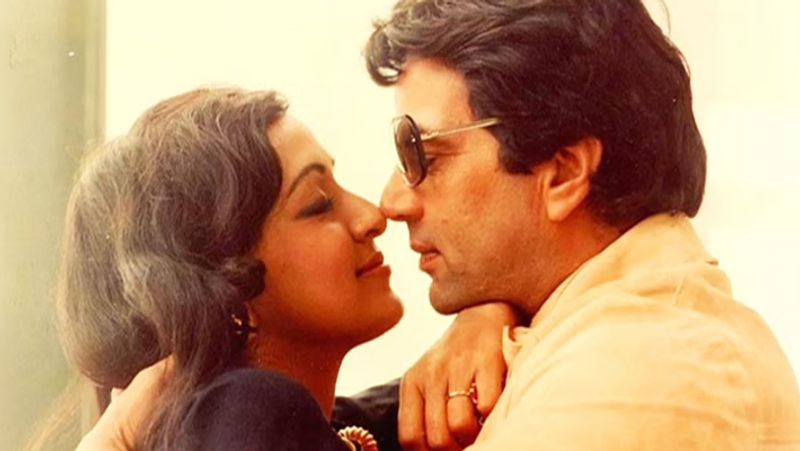 बता दें कि धर्मेंद्र और हेमा की मुलाकात 1970 में फिल्म तुम हसीन मैं जवान के दौरान हुई थी। हेमा इतनी खूबसूरत थीं कि धर्मेंद्र शादीशुदा होने के बावजूद उनके दीवाने हो गए। धर्मेंद्र शादीशुदा थे और दूसरी शादी करना उनके लिए धर्म के विरुद्ध था। हेमा से दिल लगाने के बावजूद धर्मेंद्र अपनी पहली पत्नी प्रकाश से अलग नहीं होना चाहते थे।