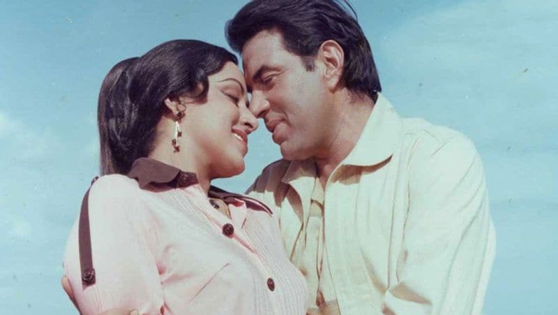 एक इंटरव्यू में हेमा मालिनी ने धर्मेद्र से शादी करने के फैसले के बारे में बात की थी। हेमा ने कहा था- मैं और धर्मेंद्र आज भी एक-दूसरे का ख्याल रखते हैं। जिस दिन मैंने धरम जी को देखा था, तभी समझ गई थी कि वो मेरे लिए ही बने हैं। मैं उनके साथ पूरी जिंदगी बिताना चाहती हूं।