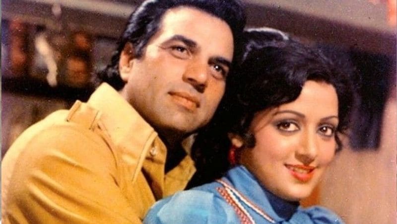 कुछ महीने पहले स्पॉटब्वॉय से बात करते हुए हेमा मालिनी ने कहा था कि शादी के बाद उन्हें और धर्मेंद्र को एक साथ रहने का बहुत कम समय मिला। हेमा से जब पूछा गया कि उनकी जिंदगी में कुछ ऐसा है जो वो बदलना चाहती हैं? इस पर एक्ट्रेस ने कहा- मुझे नहीं लगता मुझे कुछ भी बदलना है, मुझे शादी के बाद धरम जी के साथ ज्यादा वक्त बिताने का मौका नहीं मिला, लेकिन ठीक है।