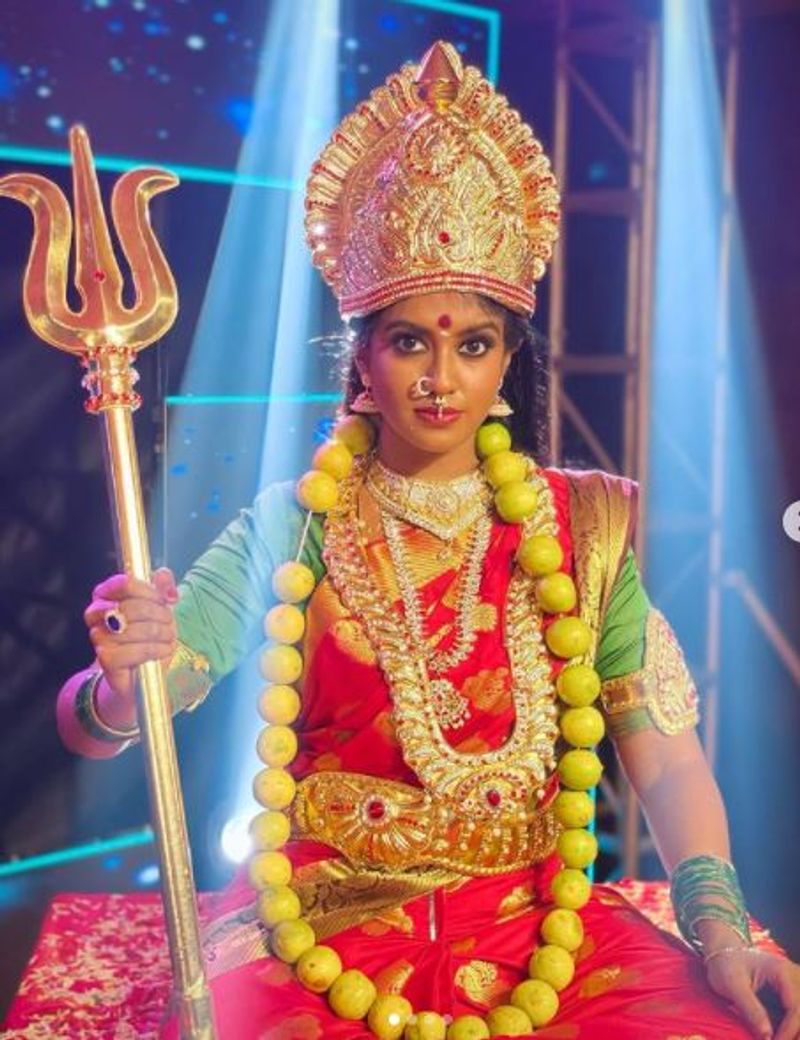 கையில் சூலம்... கழுத்தில் எலுமிச்சை மாலை என அம்மனாகவே மாறி அமர்ந்திருக்கும் ரோஷினி 