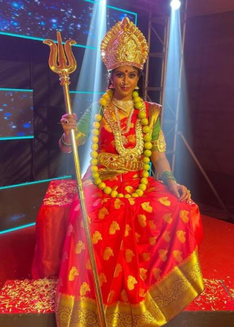 பச்சை நிற ஜாக்கெட் போட்டு... சிவப்பு நிற புடவையில் நயனுக்கே டஃப் கொடுக்கும் கண்ணம்மா 