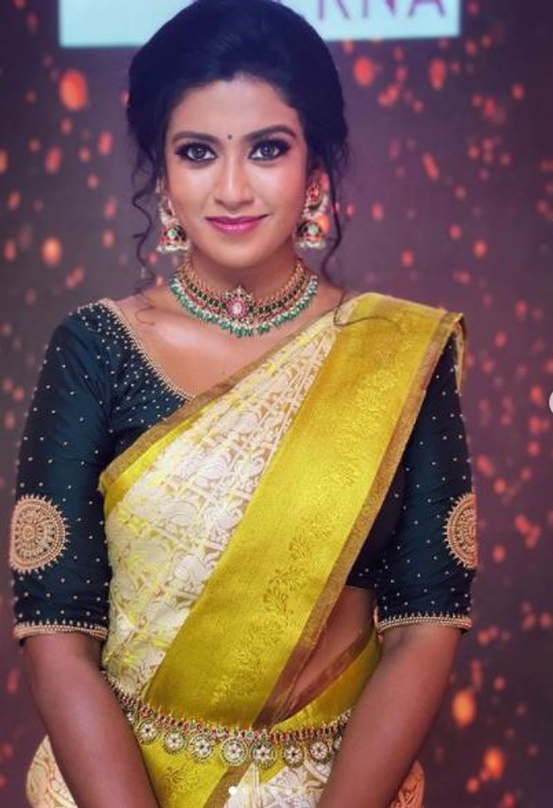 பட்டு புடவையில் கலக்கல் போஸ் கொடுத்த கண்ணம்மா 