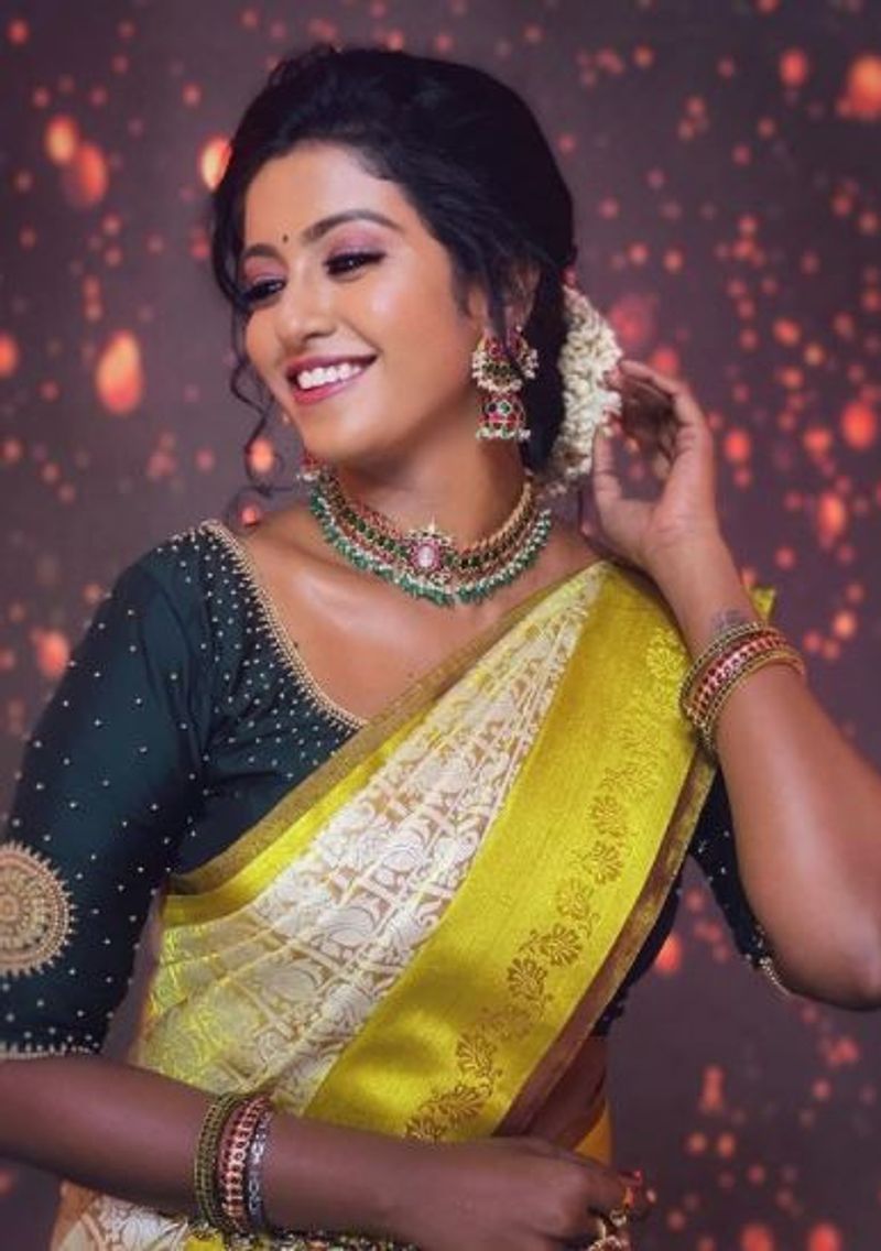 மேலும், கண்ணம்மாவை அவரது மாமியார் பல இடங்களில் தேடியும் கிடைக்காத நிலையில், பல்வேறு போராட்டங்களுக்கு பின் , ஒருவழியாக கண்ணம்மாவை பார்த்து விட்டார்.