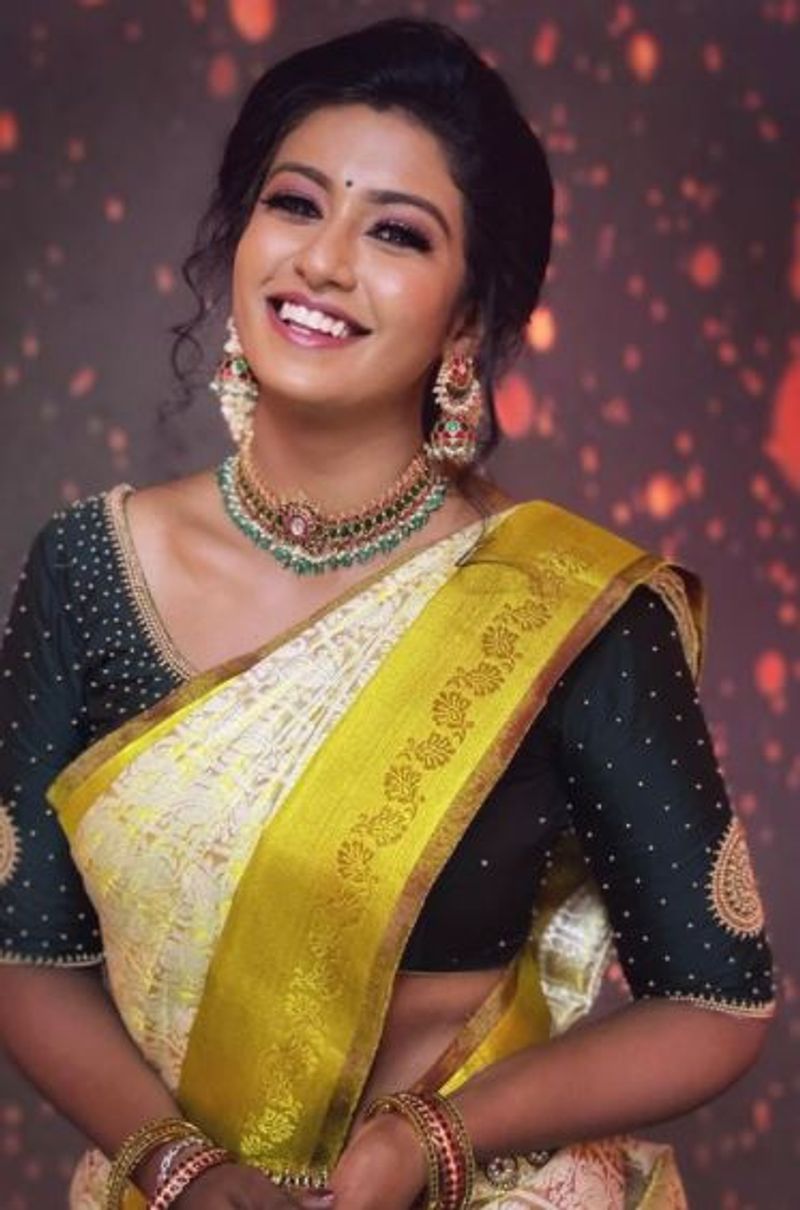 வாவ்... பளீச் சிரிப்பில் உருக வைக்கும் ரோஷினி 