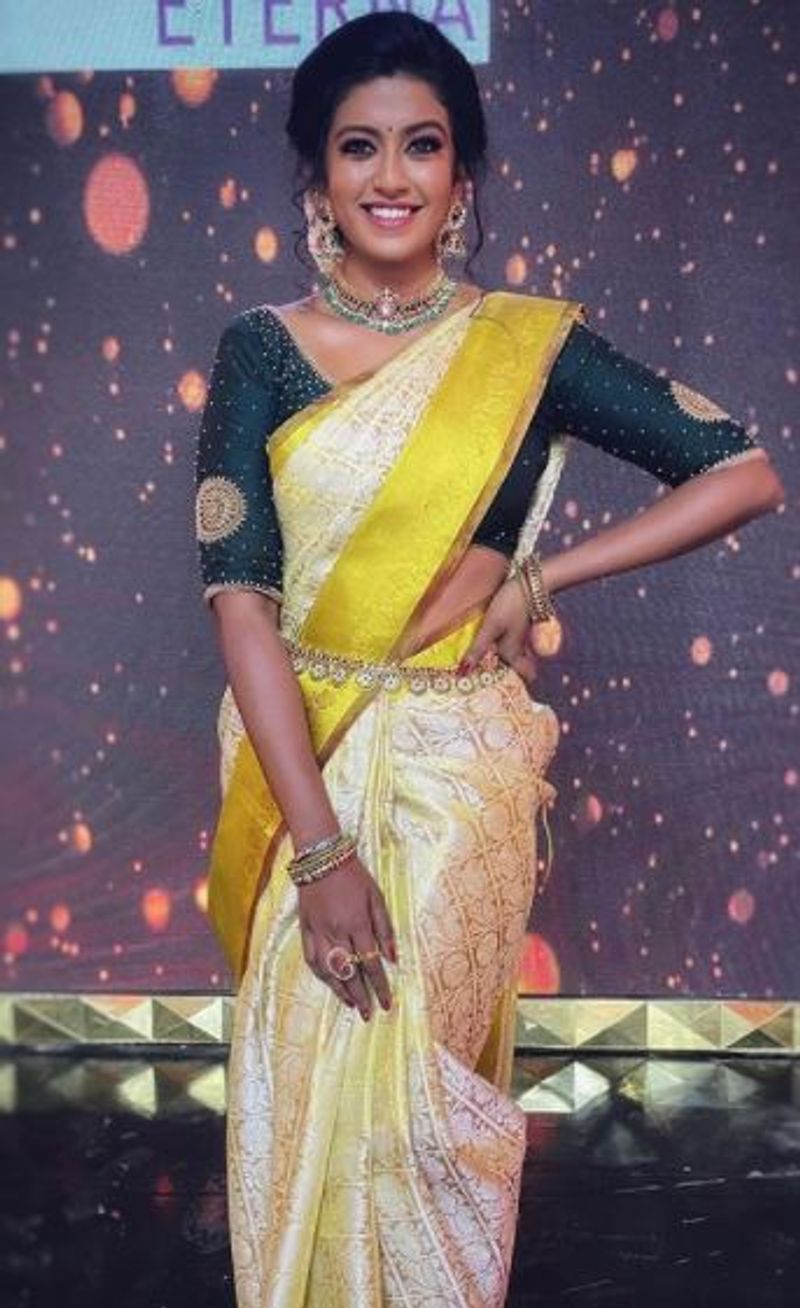 இடுப்பில் கை வைத்து எடுப்பாக போஸ் 