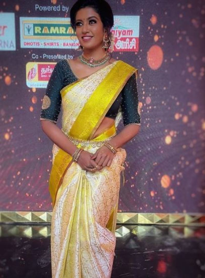 பட்டு புடவையில் பேரழகு 