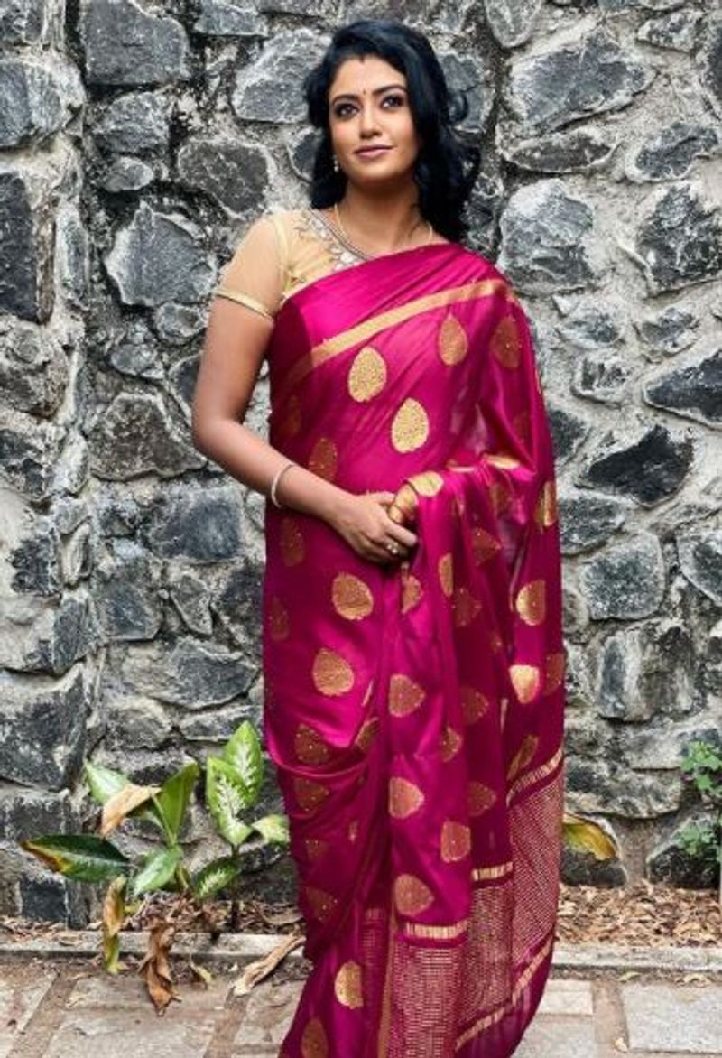 உறைய வைக்கும் அழகில் நச்சுனு போஸ் கொடுத்த ரோஷினி 