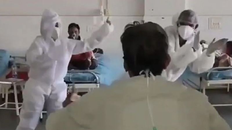 <p>वो अस्पताल के वार्ड में 'सोचना भी क्या जो होगा देखा जाएगा' पर डांस कर रहे हैं। ये गाना सनी देओल की फिल्म 'घायल' का है। </p>