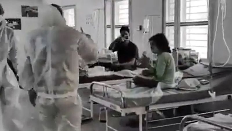 <p>डांस करते कोरोना वॉरियर्स।</p>