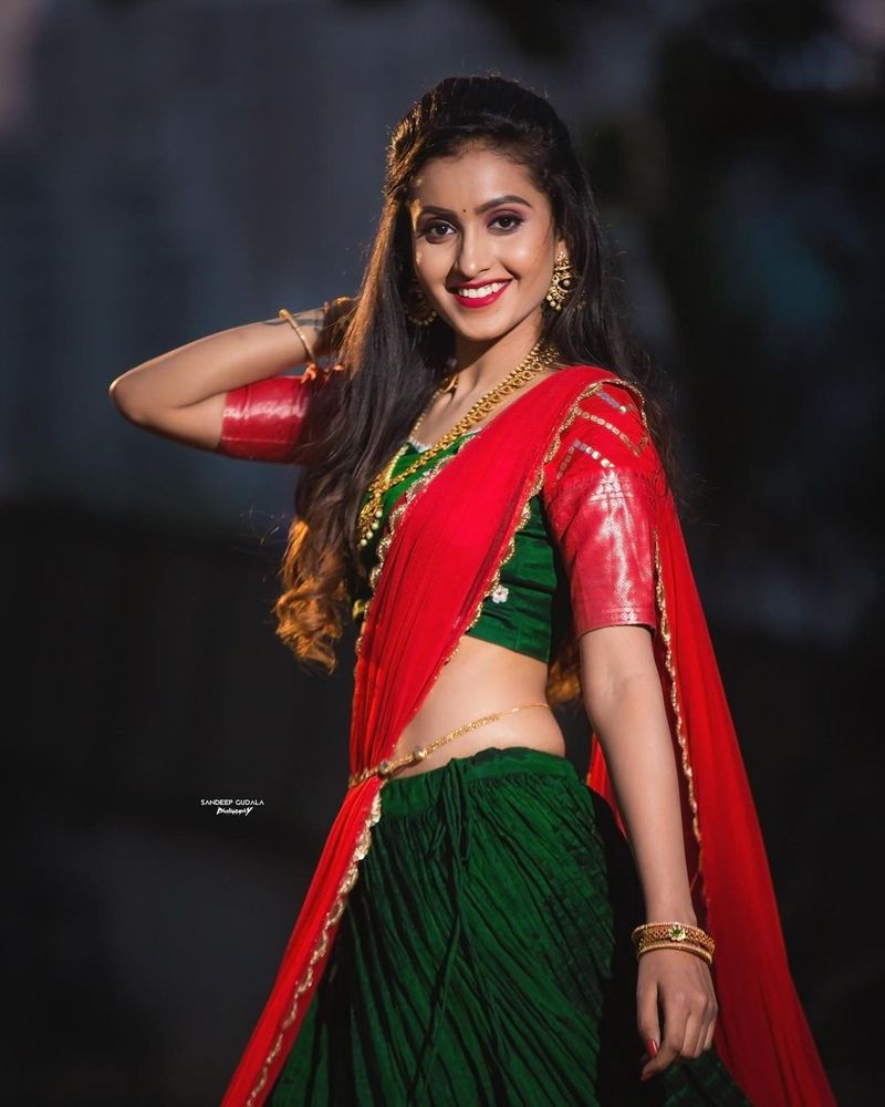 ఈ హైదరాబాద్ బ్యూటీ టిక్టాక్లో బ్యూటీఫుల్ లుక్స్ తో, క్యూట్ అందాలతో, మత్తెక్కించే చూపులతో అందరిని ఆకట్టుకుంది. ఆమెలోని చలాకీ మెస్మరైజ్ చేసింది. బిగ్ ఆఫర్స్ ని కొట్టేసింది.