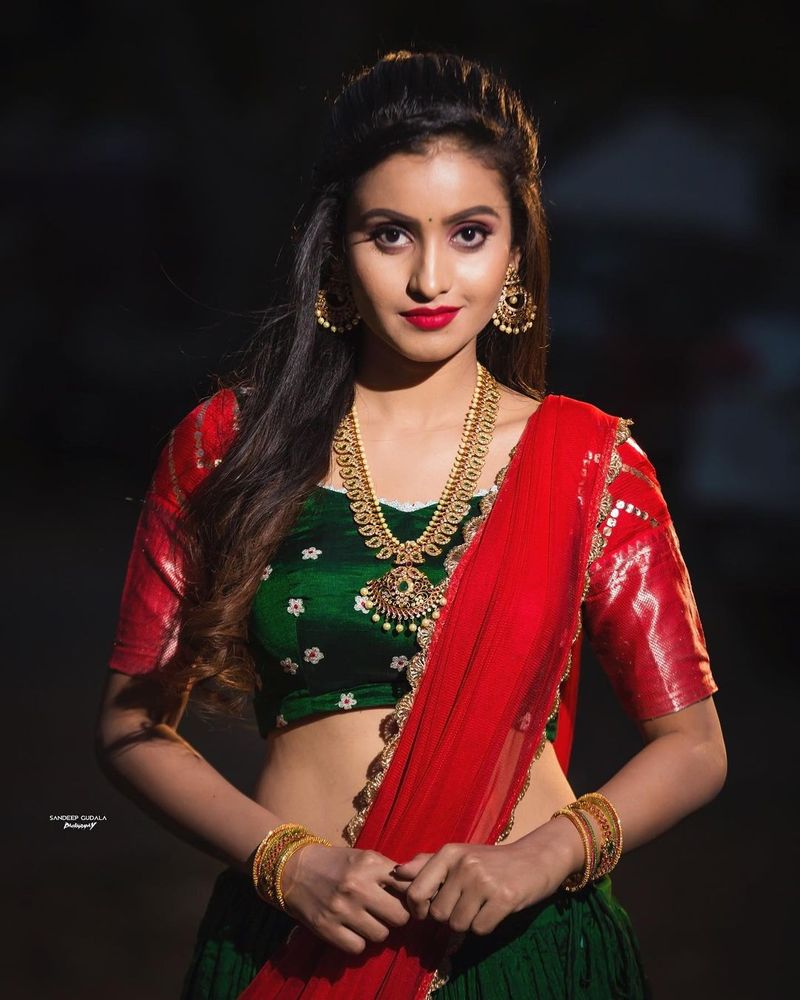 ఈ అమ్మడి అందం ముందు వర్షిణి గ్లామర్ డీలా పడిపోయిందంటే అతిశయోక్తి కాదు. ఓ వైపు షోలో, మరోవైపు గ్లామరస్ ఫోటో షూట్లతో నెటిజన్లకి కంటిమీద కునుకు లేకుండా చేస్తుంది.
