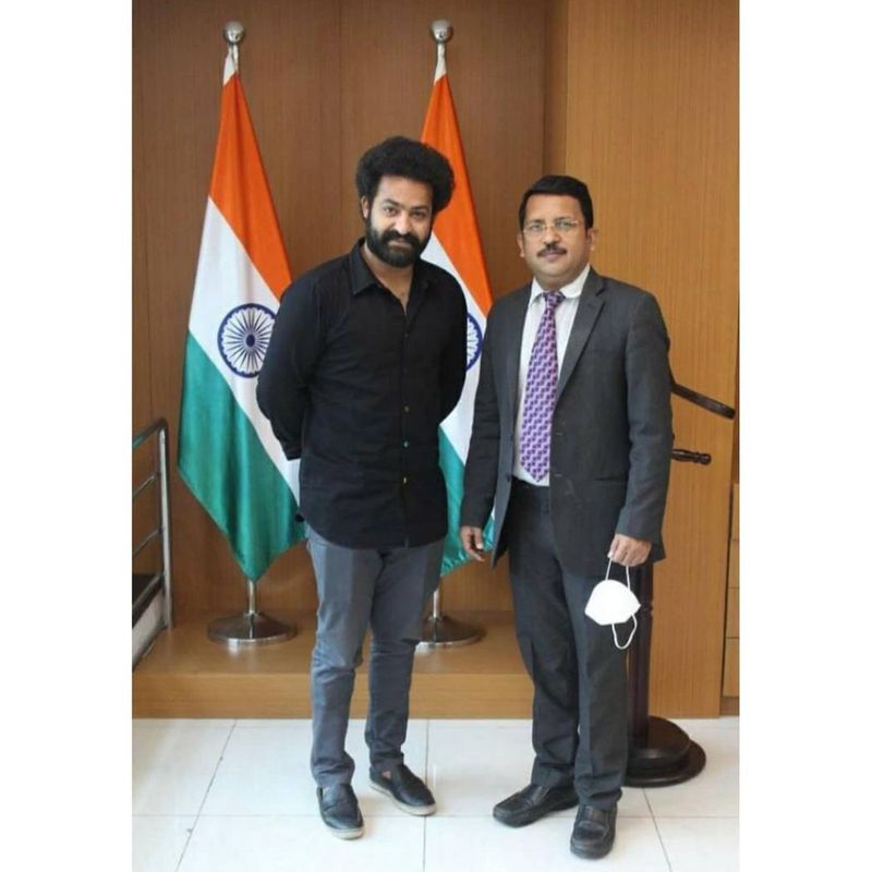 దీంతోపాటు పాస్పోర్ట్ ఆఫీసులో తళుక్కుమన్నాడు ఎన్టీఆర్. పాస్పోర్ట్ రినివల్ చేసుకునే పనిలో బిజీగా ఉన్నాడు. ఈ సందర్భంగా పాస్ పోర్ట్ ఆఫీసర్తో ఫోటో దిగగా అదిప్పుడు సోషల్ మీడియాలో హల్చల్ చేస్తుంది. ఇందులో బ్లాక్ షర్ట్ లో ఎన్టీఆర్ ఉన్నారు.