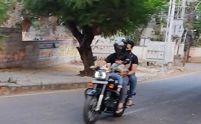 తాజాగా ఎన్టీఆర్ కుమారుడితో కలిసి బైక్ రైడ్కి వెళ్లిన ఫోటో ఇప్పుడు సోషల్ మీడియాలో వైరల్ అవుతుంది. ఇందులో బుల్లెట్ బైక్పై ముందు తన రెండో కుమారుడు భార్గవ్ రామ్ని కూర్చోబెట్టుకుని ఆదివారం వేళ హైదరాబాద్ రోడ్లపై కాస్త షికారుకెళ్లాడు ఎన్టీఆర్. ప్రస్తుతం ఈ పిక్ చక్కర్లు కొడుతుంది. ఇందులో బైక్పై మరో వ్యక్తి కూడా కనిపించడం విశేషం.