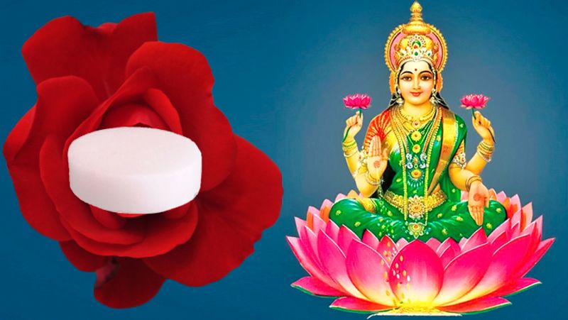 2. गुलाब के फूल में कपूर रखकर देवी दुर्गा के सामने रखे। फिर माता महालक्ष्मी के मन्त्र का 6 माला जाप करें। शाम को फूल में से कपूर लेकर जला दें।
