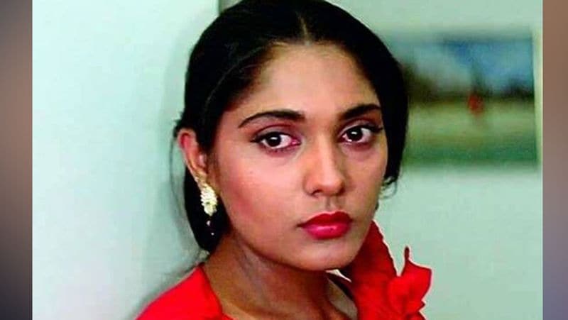 बता दें कि भयानक हादसे के बाद अब अनु ग्लैमर वर्ल्ड से दूर झुग्गी-झोपड़ी में जाकर गरीब बच्चों को मुफ्त में योगा सिखाती हैं। उन्हें आखिरी बार अप्रैल 2018 में महेश भट्ट के प्रोडक्शन हाउस विशेष फिल्म्स की 30वीं एनिवर्सरी की पार्टी में नजर आई थीं।