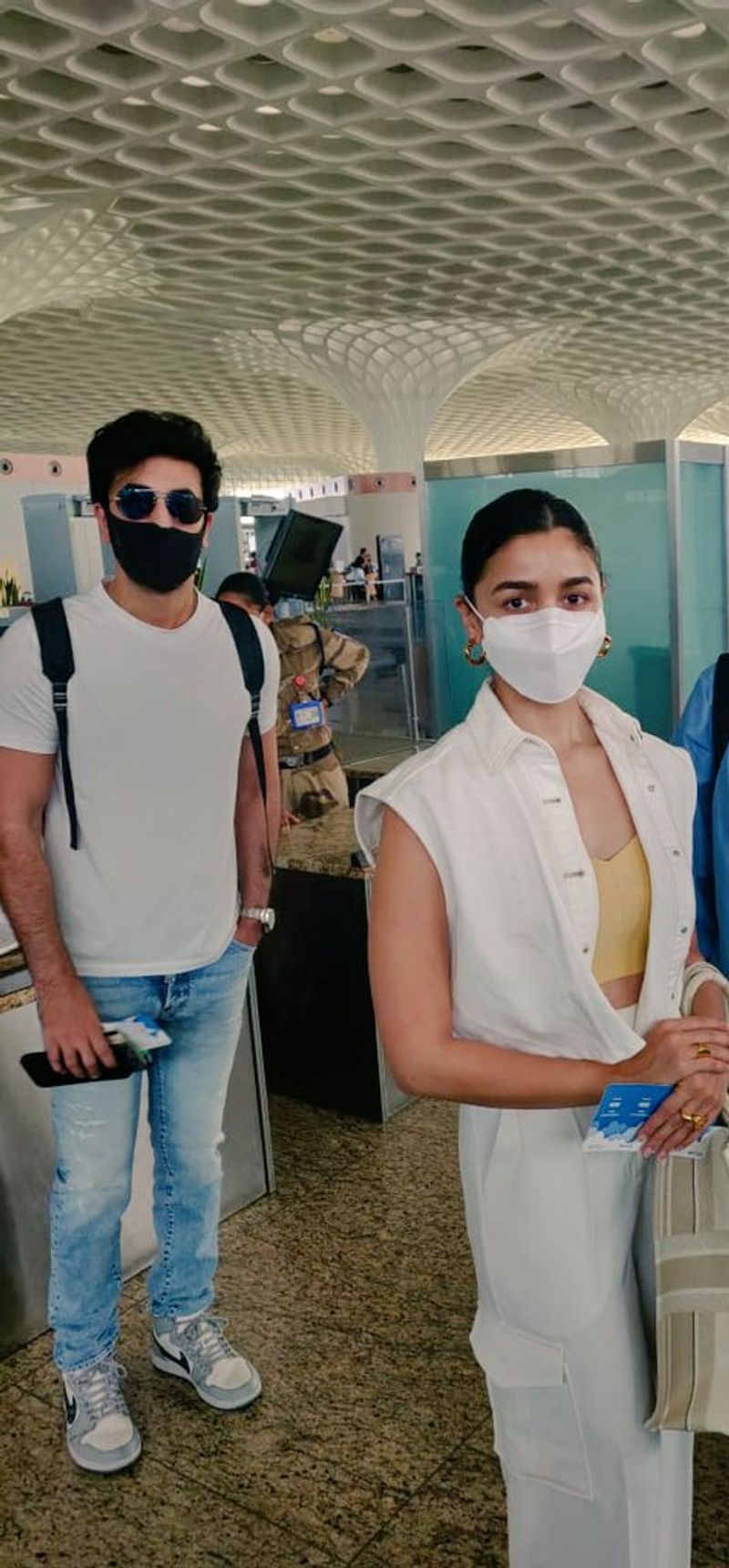 ಇತ್ತೀಚೆಗೆ ಕೋವಿಡ್ -19 ನಿಂದ ಚೇತರಿಸಿಕೊಂಡ ನಂತರ, ಆಲಿಯಾ ಭಟ್ ಮತ್ತು ರಣಬೀರ್ ಕಪೂರ್ ಅವರು ಬೆಳಗ್ಗೆ ಮಾಲ್ಡೀವ್ಸ್ಗೆ ತೆರಳಿದರು.