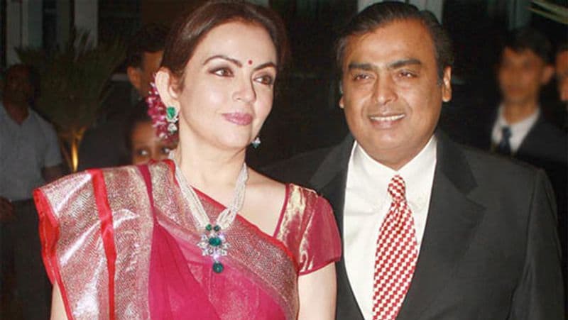 आपको बता दें कि मुकेश-नीता की शादी अरेंज के साथ लव मैरिज थी। एक मिडल क्लास फैमिली से ताल्लुक रखने वाली नीता जब पहली बार मुकेश से मिलने उनके घर गई थी तो उन्हें देखकर दंग रह गई थी। दरअसल, घर का दरवाजा मुकेश ने ही खोला था। व्हाइट शर्ट और ब्लैक पेंट पहने मुकेश बेहद सिम्पल लग रहे थे, जिसे देखकर नीता अपनी आंखों पर यकीन नहीं कर पाई थी। उन्होंने सोचा था कि एक अमीर आदमी का बेटा इतना सिम्पल भी हो सकता है।