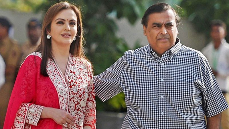 नीता की डांस और म्यूजिक में खासी दिलचस्पी थी। 20 साल की उम्र में उन्हें नवरात्रि के मौके पर मुंबई के बिरला मातोश्री में कल्चरल प्रोग्राम में परफॉर्मेंस देनी थी। इस प्रोग्राम में धीरूभाई अंबानी और मां कोकिलाबेन भी पहुंचे थे। उन्हें नीता और उनका डांस काफी अच्छा लगा और मन-ही-मन उन्होंने बेटे मुकेश के लिए उन्हें पसंद कर लिया था।