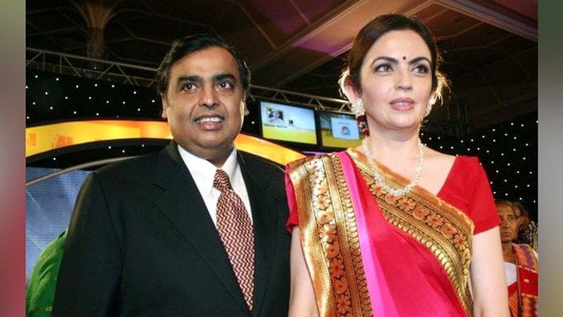 धीरूभाई अंबानी ने नीता और उनके पिता का अपने ऑफिस बुलाया। धीरूभाई ने नीता से कई सारे सवाल किए। उन्होंने पूछा कि क्या तुम मुकेश से मिलना चाहोगी। इसके बाद नीता उनके घर पहुंचीं। दरवाजा खुला तो सामने से सफेद शर्ट और काली पैंट पहने एक शख्स ने दरवाजा खोला। उन्होंने नीता की तरफ हाथ बढ़ाते हुए कहा, "हाय! मैं मुकेश हूं।"