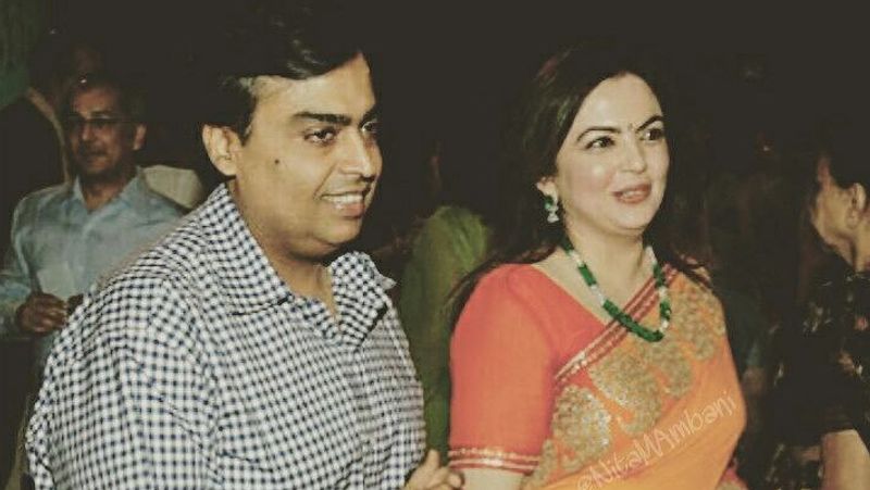 लव प्रपोजल के बाद नीता ने थोड़ी दूरी पर गाड़ी रुकवाई और मुकेश को गाड़ी से बाहर निकलने को कहा। जब वे बाहर आए तो नीता ने उनसे कहा कि आप अमीर हैं और मैं गरीब। अगर आप वाकई मुझसे प्यार करते हैं तो आपको मेरे साथ मेरी तरह बस में सफर करना होगा। मुकेश ने तुरंत हामी भर दी और दोनों बस पर सबसे आगे वाली सीट पर बैठकर जुहू बीच तक साथ गए। इससे नीता काफी इंप्रेस हुईं और मुकेश के प्रति उनके दिल में प्यार और बढ़ गया।