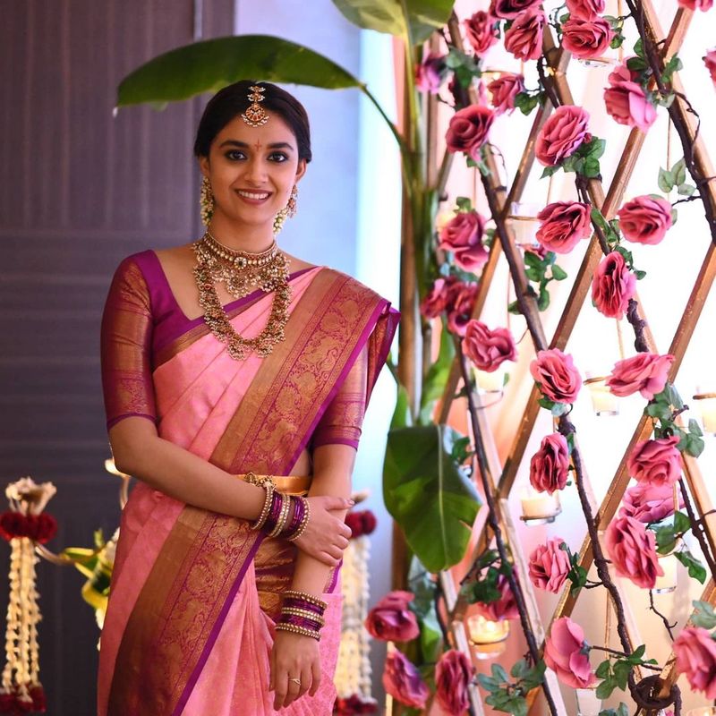 அழகிய பட்டுப்புடவையில் புன்னகை மாறாமல் ஜொலிக்கும் கீர்த்தி சுரேஷின் இந்த போட்டோக்களை பார்க்கும் ரசிகர்கள் அவர் உண்மையாகவே திருமணம் செய்து கொள்வதற்காகதான் இப்படி அலங்கரித்துக் கொண்டுள்ளாரோ? என திகைத்து போகின்றனர். 