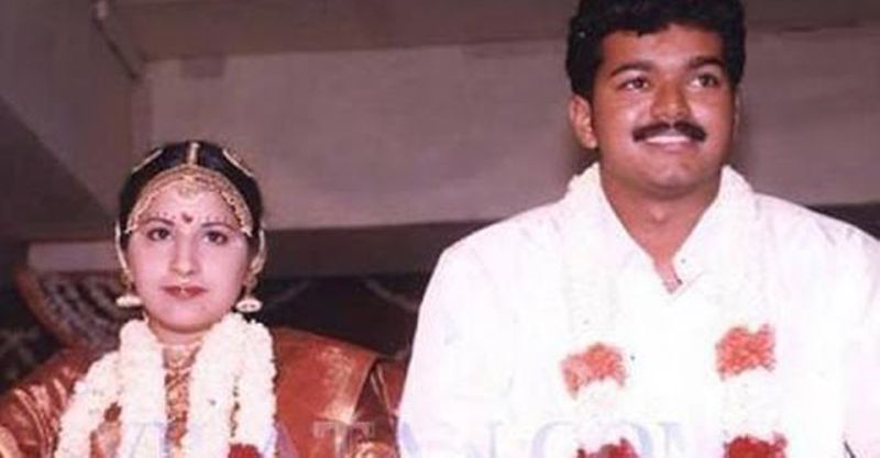 కోలీవుడ్ లేటెస్ట్ సూపర్ స్టార్ విజయ్. ఇళయదళపతిగా ఫ్యాన్స్ పిలుచుకునే విజయ్ బాక్సాఫీస్ కింగ్. రెండు దశాబ్దాలుగా విజయ్ కోలీవుడ్ లో హీరోగా కొనసాగుతున్నారు. ఈ స్టార్ హీరో తన అభిమాని సంగీత సూర్నలింగంని వివాహం చేసుకున్నారు.