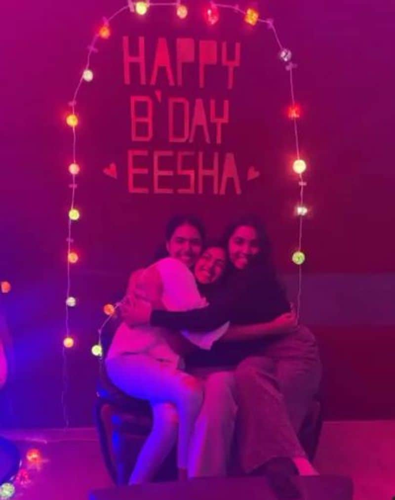 వాళ్లు ఎవరో కాదు హీరో డాక్టర్ రాజశేఖర్ డాటర్స్ శివానీ, శివాత్మిక. ఈ విషయాన్ని, ఈ ఫోటోలను సోషల్ మీడియా ద్వారా పంచుకుంటూ ఈషా వారికి ధన్యవాదాలు తెలిపింది.