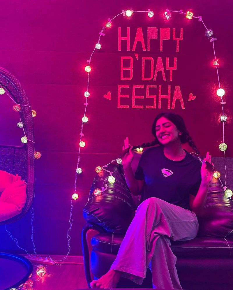 అయితే ఈ సందర్భంగా ఓ ఇద్దరు మాత్రం ఈషా బర్త్ డేని స్పెషల్గా మార్చారు. అందరి కంటే ముందే ఈషాని సర్ప్రైజ్ చేశారు. రాత్రిఆమెకి తమ నివాసంలో బర్త్ డే కేక్కట్ చేయించి స్పెషల్గా విశెష్ తెలిపారు.