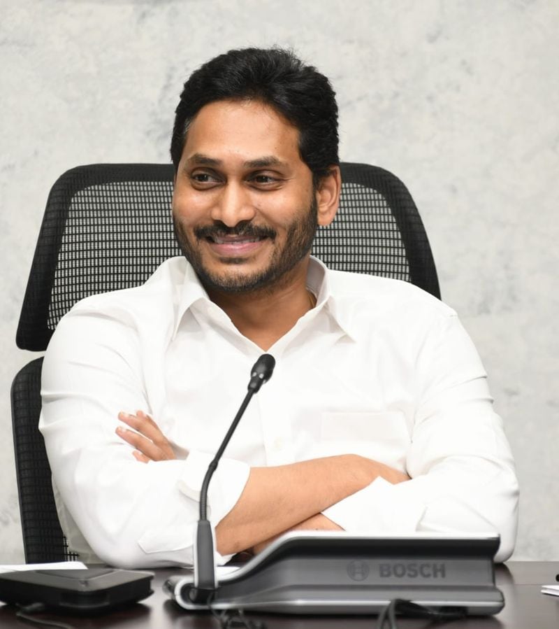 ఈ సందర్భంగా సీఎం జగన్ మాట్లాడుతూ... అన్ని శాఖలు సమన్వయంతో, జగనన్న విద్యా కానుక పథకాన్ని ఓన్ చేసుకున్నాయని... ఇది నిజంగా గొప్ప కార్యక్రమం అన్నారు. ఇందులో పాలు పంచుకోవడం, ఇది తన ద్వారా జరగడం దేవుడిచ్చిన అదృష్టమన్నారు.