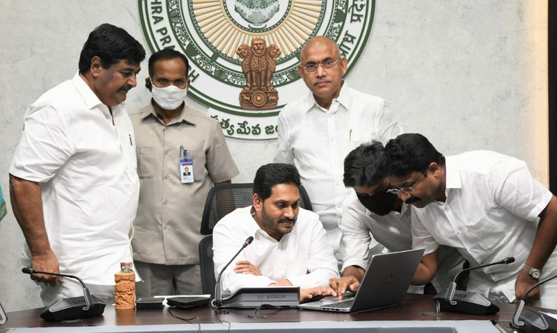 ''పెద్ద చదువన్నది ఇప్పుడు ఒక కనీస అవసరంగా మారిపోయింది. పేదరికం నుంచి బయటపడేందుకు, మెరుగైన ఆలోచనలకు, మంచి ఉద్యోగానికి–ఉపాధికి, ఆర్థికంగా నిలదొక్కుకునేందుకు, సమాజంలో గౌరవం పొందటానికి, ఒక మనిషి తన తరవాతి తరం భవిష్యత్తుకు మెరుగైన బాటలు వేయటానికి పెద్ద చదువన్నది కనీస అవసరంగా మారింది. నా తమ్ముళ్లు, చెల్లెమ్మలకు ఇస్తున్న ఆస్తి చదువు అని గర్వంగా చెబుతున్నాను'' అన్నారు సీఎం జగన్.