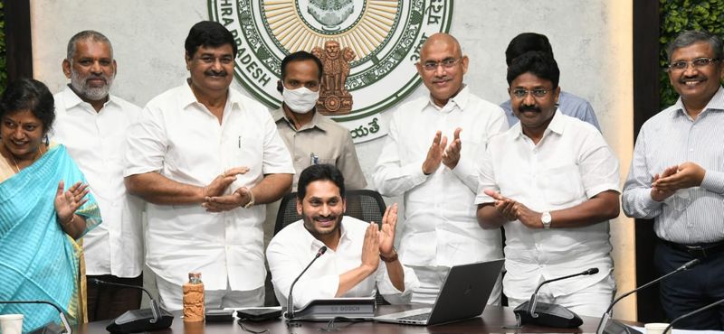 ''15 సంవత్సరాలకు 10వ తరగతి, 17 ఏళ్ళకు ఇంటర్, 20–21 మధ్య డిగ్రీ పూర్తి చేసిన ఒక చెల్లెమ్మ... ఒక తమ్ముడు, తమకు 60–70 ఏళ్ళు వచ్చే వరకు ఆ చదువు పునాది మీదే తన భవిష్యత్తు ఎలా ఉంటుంది అన్నది ఒక్కసారి బేరీజు వేసుకోగలిగితే.. ఏ అప్పులు లేకుండా మంచి చదువులు చదివితే, వారి జీవితాలు ఎలా మారుతాయన్నది విజువలైజ్ చేసుకుంటే.. చదువు విలువ ఏమిటన్నది అర్ధమవుతుంది'' అన్నారు.