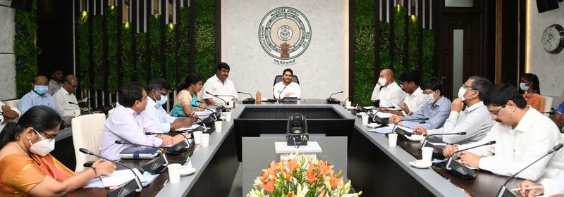 ''ఈ విద్యా సంవత్సరానికి సంబంధించి, కోవిడ్ వల్ల కాలేజీలు గత ఏడాది డిసెంబరులో మొదలు కాగా తొలి త్రైమాసికానికి సంబంధించి ఇవాళ పేమెంట్లు చేస్తున్నాం. గత ఏడాది 10.11 లక్షల పిల్లలకు మేలు చేస్తే, ఈసారి ఆ సంఖ్య 10.88 లక్షలకు చేరింది. అంటే 77 వేల మంది పిల్లలు ఎక్కువయ్యారు. ఆ మేరకు 9,79,445 మంది తల్లుల ఖాతాలో డబ్బులు జమ చేస్తున్నాం. ఆ విధంగా వారి ఖాతాలో డబ్బులు జమ చేస్తే, వారు వారం రోజుల్లో ఆ మొత్తం కాలేజీలకు చెల్లిస్తారు. ఇది గతంలో ఎవరూ చేయలేదు'' అన్నారు.