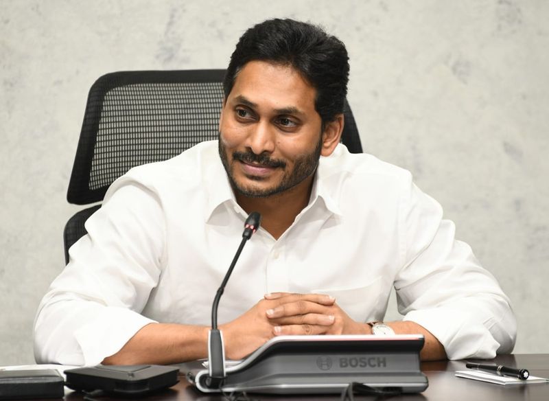 ''ప్రతి త్రైమాసికం పూర్తి కాగానే ప్రభుత్వం ఫీజుల మొత్తాన్ని తల్లుల ఖాతాలో వేస్తే, ఆ పిల్లవాడి తల్లి లేదా తండ్రి స్వయంగా కాలేజీకి వెళ్లి, ఫీజలు కట్టేటప్పుడు, ఆ కాలేజీలో లోపాలు ఉన్నా, వసతులు లేకపోయినా నిలదేసే అవకాశం ఉంటుంది. అలాగే 1902 నెంబర్కు ఫోన్ చేస్తే ప్రభుత్వం స్పందిస్తుంది. కాలేజీలో పరిస్థితి మారేలా చూస్తుంది. ఆ విధంగా తల్లులకు కాలేజీలను ప్రశ్నించే అవకాశం కలుగుతుంది. అదే విధంగా కాలేజీలలో జవాబుదారీతనం కూడా పెరుగుతుంది'' అన్నారు సీఎం జగన్.