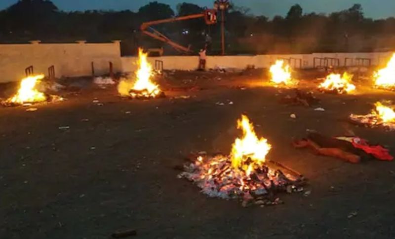 जलती चिता की यह तस्वीर मध्य प्रदेश की राजधनी भोपाल की है, जहां रविवार के दिन 112 लाशें कोरोना के कहर के बाद जलाई गईं। सभी शवों का अंतिम संस्कार कोरोना प्रोटोकॉल के तहत किया गया था। शहर में कोरोना बेकाबू होता जा रहा है। इसके बाद भी लोग अभी भी लापरवाही बरत रहे हैं। मास्क और दूरी नहीं बना रहे।
