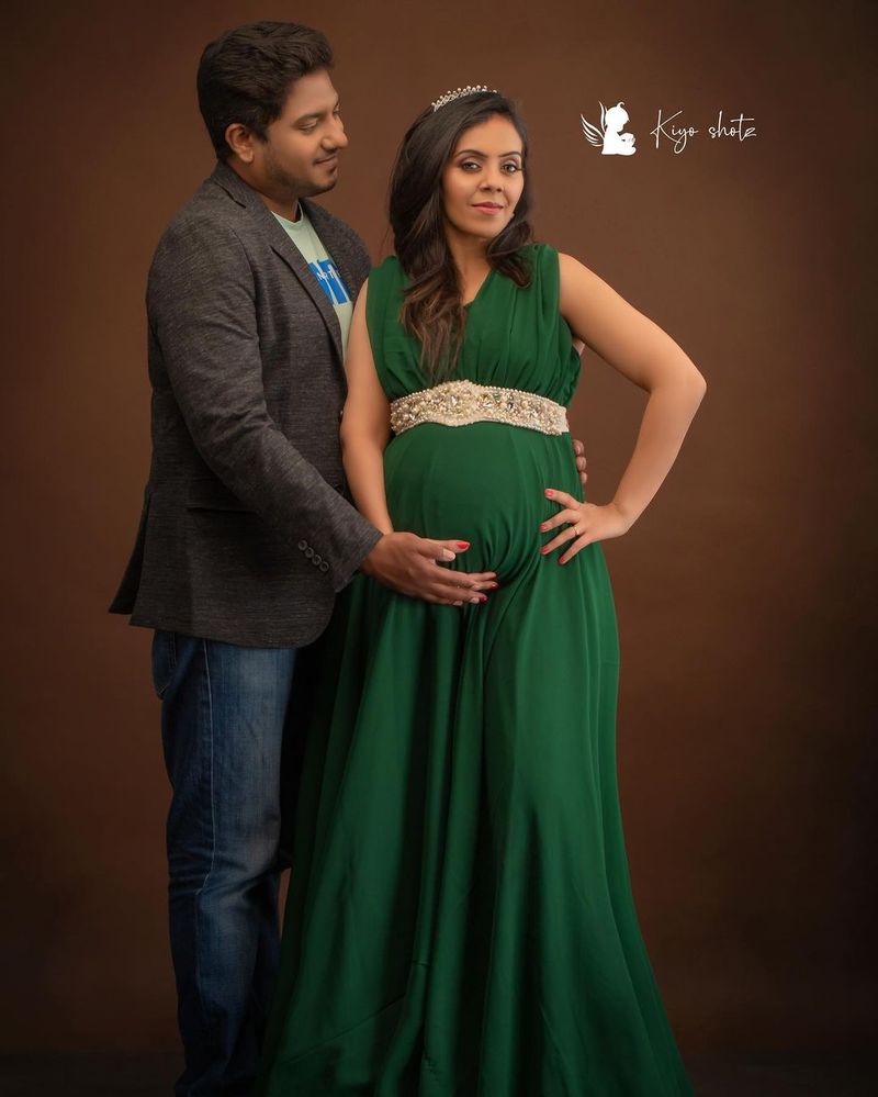 அனிதாவும் தன்னுடைய கணவருடன் விதவிதமாக pregnancy photshoot-களை எடுத்து இன்ஸ்டாகிராம் பக்கத்தில் பதிவிட்டு வந்தார். அந்த புகைப்படங்களும் சோசியல் மீடியாவில் தாறுமாறு வைரலானது. 