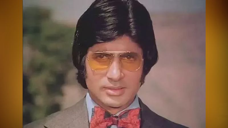 अमिताभ बच्चन बेहद स्मार्ट लग रहे थे और ऐसे में लोग उनकी तारीफ कर रहे थे। इसी बीच जब राज कुमार की नजर अमिताभ के कोट पर पड़ी तो उन्होंने उनके पास जाकर कहा- जानी तुम्हारा सूट बहुत अच्छा है हमें पसंद आया। 