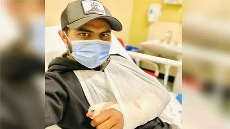 <p><strong>IPL से पहले हुई थी मेजर सर्जरी</strong><br />
रवींद्र जडेजा के बाएं हाथ के अंगूठे में इस साल जनवरी में खेले सिडनी टेस्ट मैच के दौरान चोट लग गई थी। जिसकी वजह से उनके अंगूठे की सर्जरी हुई थी। आईपीएल से पहले ही वह रिकवर होकर टीम में शामिल हुए थे। <br />
(फाइल फोटो)</p>