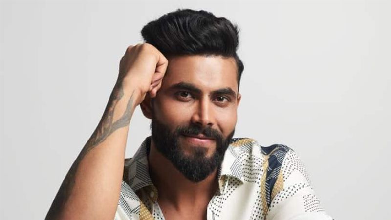 <p><strong>ऐसा रहा जड्डू का आईपीएल करियर</strong><br />
सीएसके के धुआंधार ऑलराउंडर रवींद्र जडेजा ने आईपीएल के 187 मैच में 2193 रन अपने नाम किए है। इसके अलावा 116 विकेट भी चटकाए हैं। बॉलिंग में उनकी बेस्ट परफॉर्मेंस 16 रन देकर 5 विकेट लेना है। आईपीएल में उन्होंने 22 बार रन ऑउट भी किया है। <br />
(फाइल फोटो)</p>