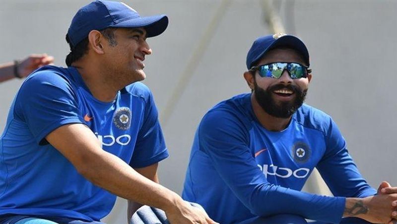 <p><strong>प्वाइंट्स टेबल पर दूसरे नंबर पर पहुंची CSK</strong><br />
पिछले साल निराशाजमक परफॉर्मेंस के बाद सीएसके एक बार फिर टॉप 3 में पहुंच गई है। आईपीएल 2020 में टीम अंक तालिका में सबसे निचले स्थान पर थी। लेकिन इस बार धोनी की टीम 3 में से 2 मैच जीतकर 4 प्वाइंट्स के साथ लिस्ट में दूसरे नंबर पर है। पहले नंबर पर आरसीबी और तीसरे नंबर पर दिल्ली कैपिटल्स हैं। (फाइल फोटो)</p>