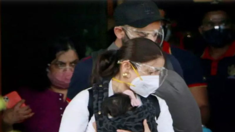 <p><strong>पिंक कलर की ड्रेस पहने दिखीं वामिका</strong><br />
विराट और अनुष्का की बेटी को एक गुलाबी रंग की ड्रेस में देखा गया, वह भी एक गुलाबी हेयरबैंड के साथ। हालांकि, वामिका की पूरी तस्वीर सामने नहीं आई है। अनुष्का हमेशा उसे मीडिया से बचाती नजर आती हैं। </p>