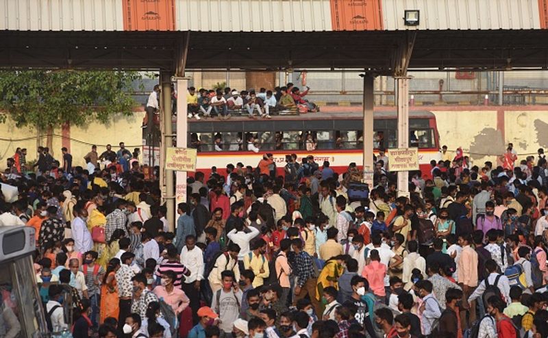 കൊവിഡിനെക്കാള് പട്ടിണി ഭയന്നാണ് തൊഴിലാളികള് ദില്ലി വിടാന് തയ്യാറെടുക്കുന്നത്. കഴിഞ്ഞ വര്ഷം മാര്ച്ച് 24 ആദ്യ ലോക്ഡൌണ് പ്രഖ്യാപിച്ചതിന് ശേഷം ഇന്ത്യ കണ്ട ഏറ്റവും വലിയ പലായനങ്ങളിലൊന്നായിരുന്നു നടന്നത്.