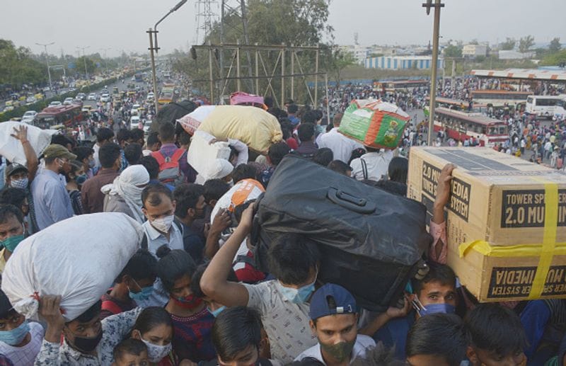 സംസ്ഥാനങ്ങളും കേന്ദ്രവും തമ്മിലുള്ള ഏകോപനമില്ലായ്മയെ തുടര്ന്ന് പതിനായിരക്കണക്കിന് തൊഴിലാളികള് ആഴ്ചകളോളും നടന്ന് വീടെത്തിയ കാഴ്ചകള്ക്ക്, വര്ഷമൊന്ന് തികയും മുന്നേ ഇന്ത്യ വീണ്ടുമൊരു പലായനത്തിന് സാക്ഷ്യം വഹിക്കുകയാണ്.